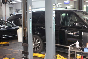 汽车维修车间内的黑色车辆