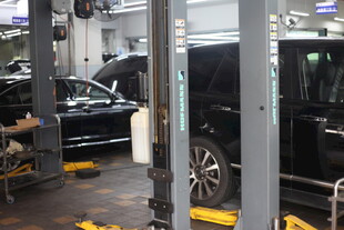 汽车维修车间内景