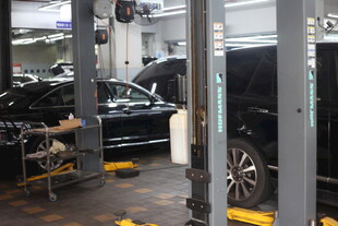 汽车维修车间作业场景