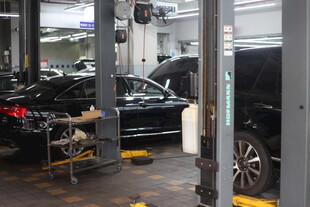 汽车维修车间内景