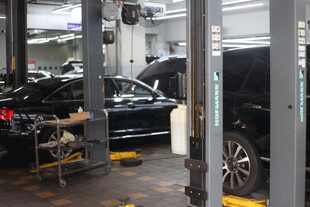 汽车维修车间内景