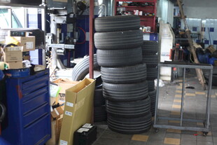 仓库中的轮胎堆放场景