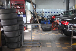 汽车维修车间场景