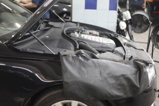 汽车引擎维修场景