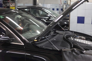 汽车维修车间内的车辆