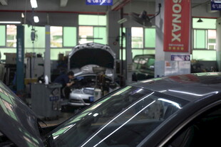 汽车维修车间内景