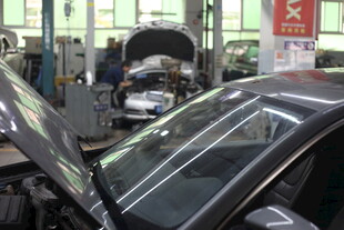 汽车维修车间内的工作场景