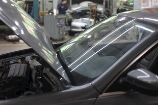 汽车维修中引擎盖已打开