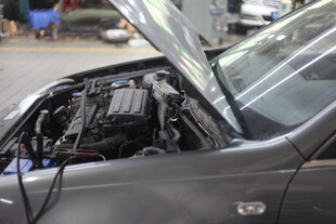 汽车引擎开盖展示细节