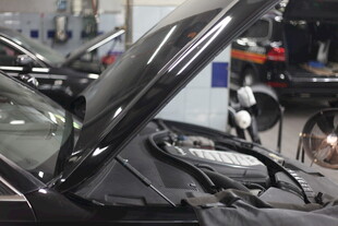 汽车引擎盖打开展示内部