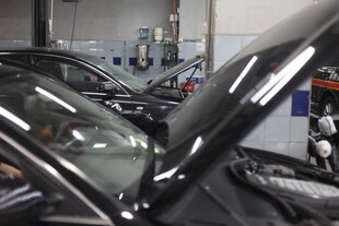 汽车维修车间内的车辆