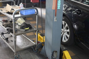 汽车维修车间设备场景