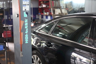 汽车维修店内的黑色轿车