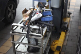 汽车维修架上的工具设备