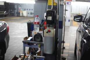 汽车维修车间设备与车辆