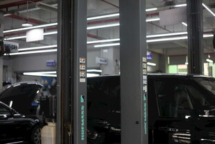 汽车维修车间内部场景