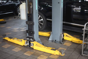 汽车维修举升机设备场景