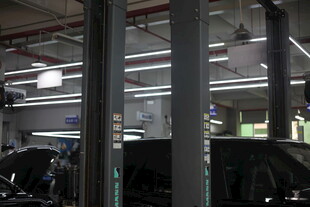 汽车维修车间内部场景