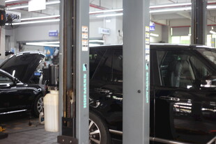 汽车维修车间场景