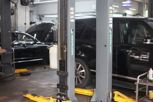 汽车维修车间内景