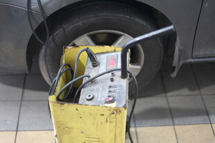 汽车千斤顶助力换胎操作