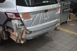 银色汽车后部受损维修