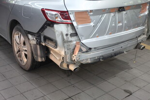 银色轿车后部严重碰撞受损