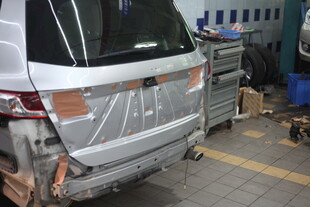 汽车后部维修场景