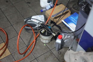 地面杂乱的工具与设备