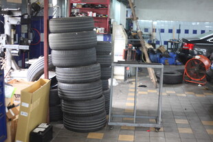 汽车维修店的轮胎堆放场景