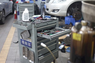 汽车维修工具车及用品