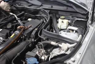 汽车发动机舱内部细节