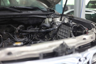 汽车发动机舱特写