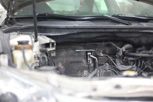 汽车发动机舱特写