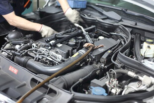 工人维修汽车发动机