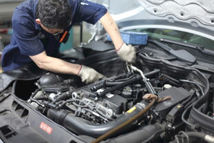 汽车维修工人专注检修引擎