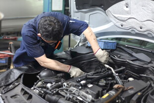 汽修工人专注检修汽车