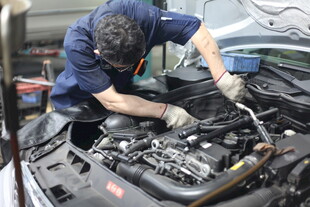 汽车维修工人专注检修