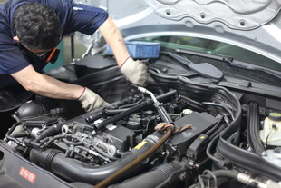 汽车维修工人检修发动机