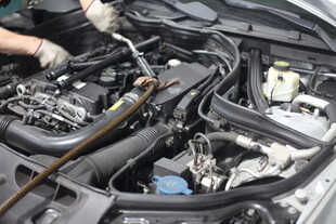 汽车发动机维修保养场景