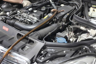 汽车发动机内部检修场景