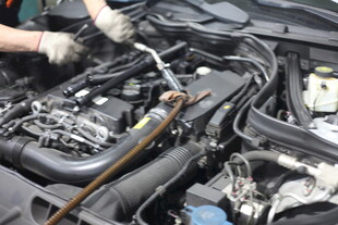 汽车发动机维修操作