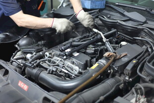 工人检修汽车发动机