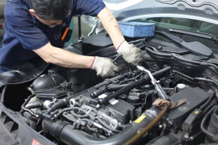 汽车维修工人检修发动机