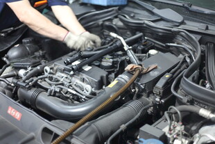 汽车发动机维修场景