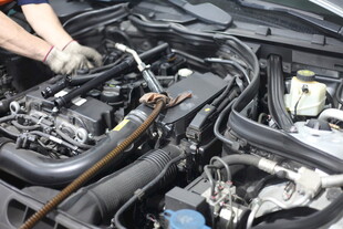 汽车发动机维修操作