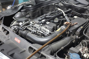 汽车发动机内部细节展示