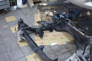 汽车车架部件置于车间地面