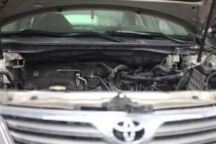 丰田汽车发动机舱特写