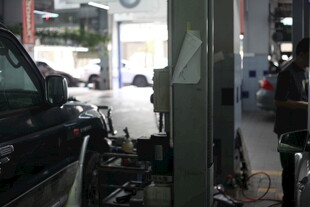 汽车维修车间内部场景